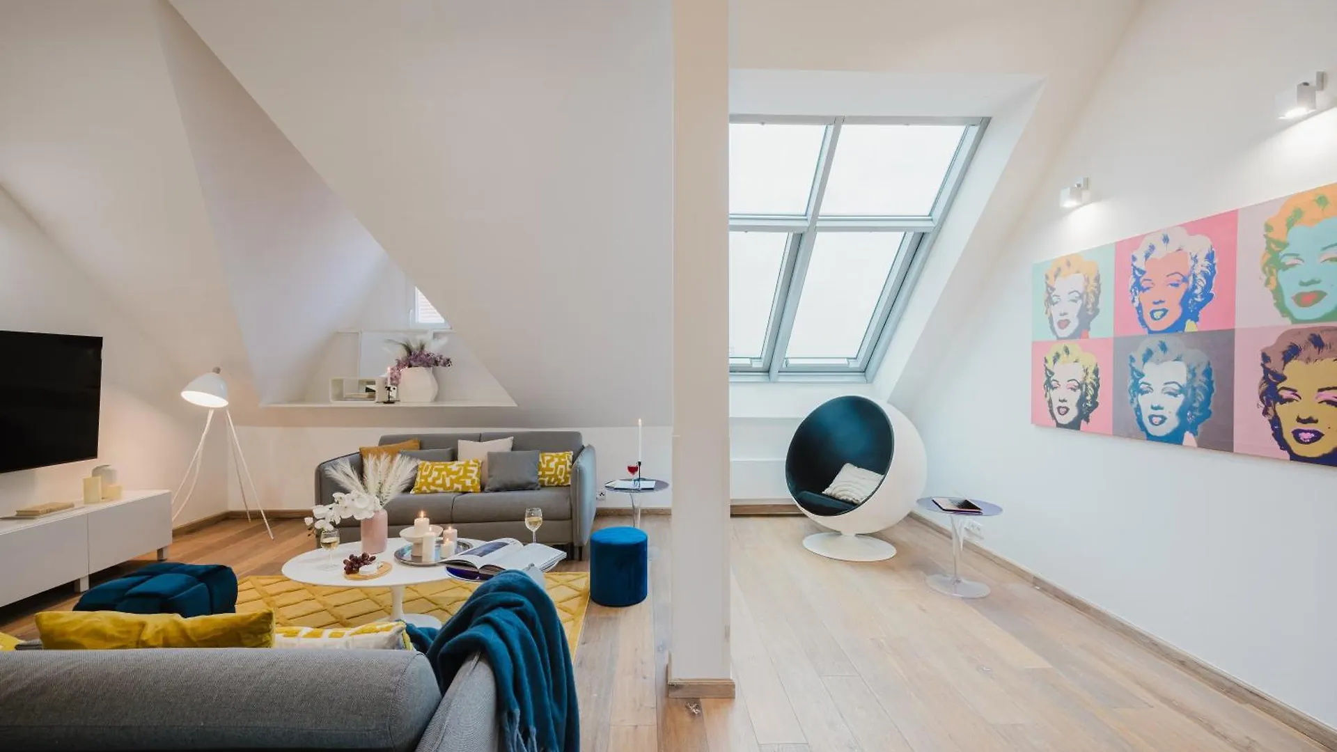 Prague Days - 3Bdr Attic Loft-Style Apt - Fireplace - City Center Apartamento