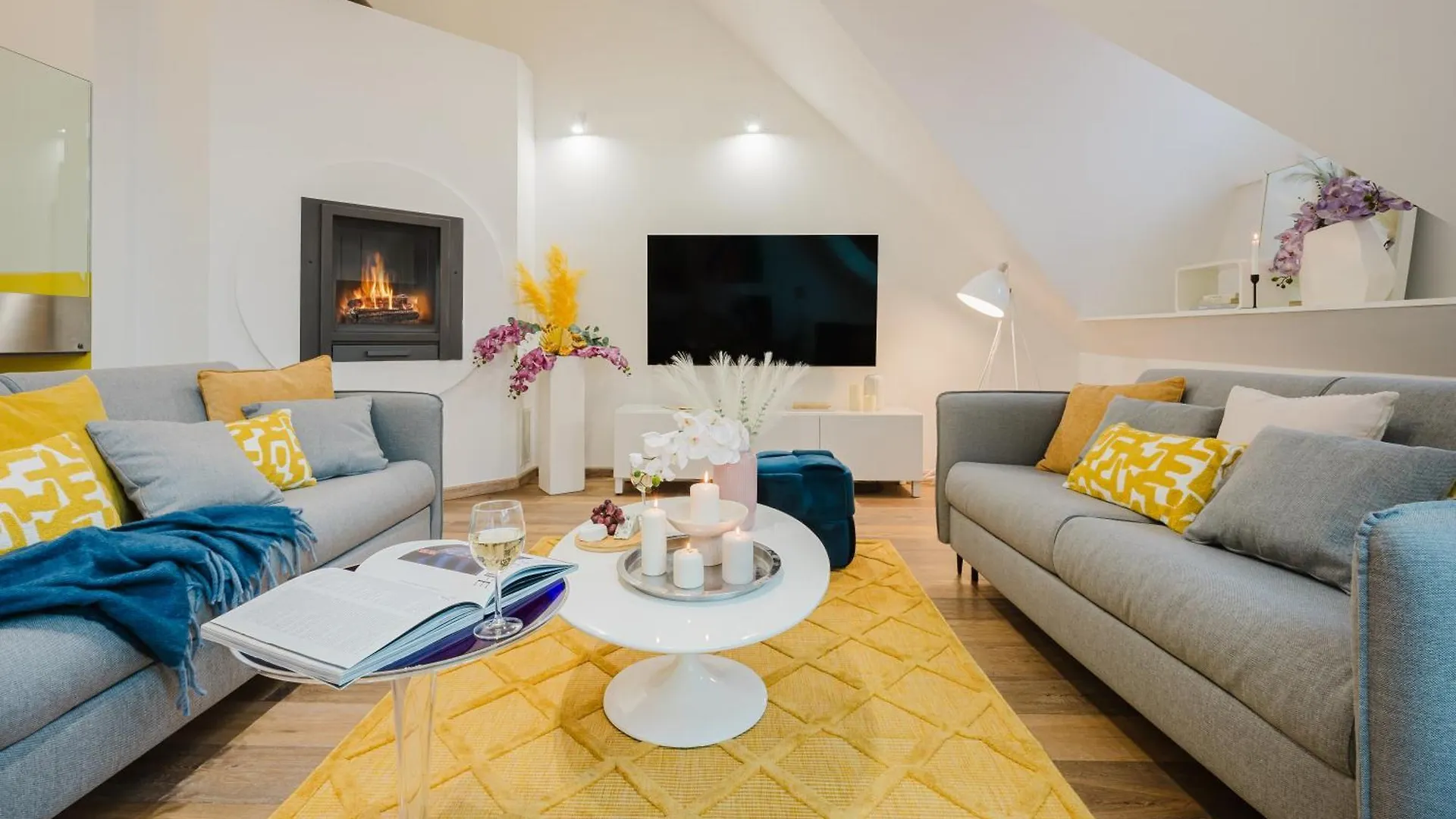 Prague Days - 3Bdr Attic Loft-Style Apt - Fireplace - City Center