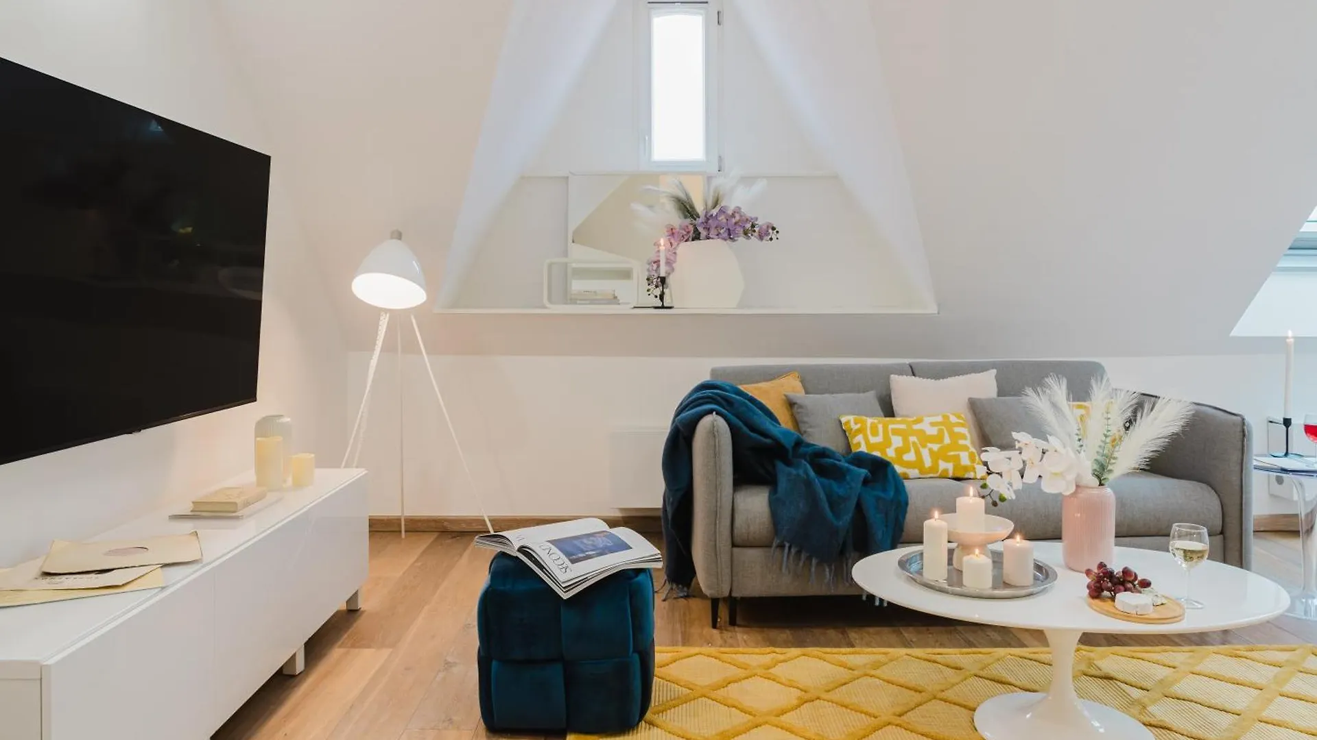 Prague Days - 3Bdr Attic Loft-Style Apt - Fireplace - City Center 0*,  Tjekkiet