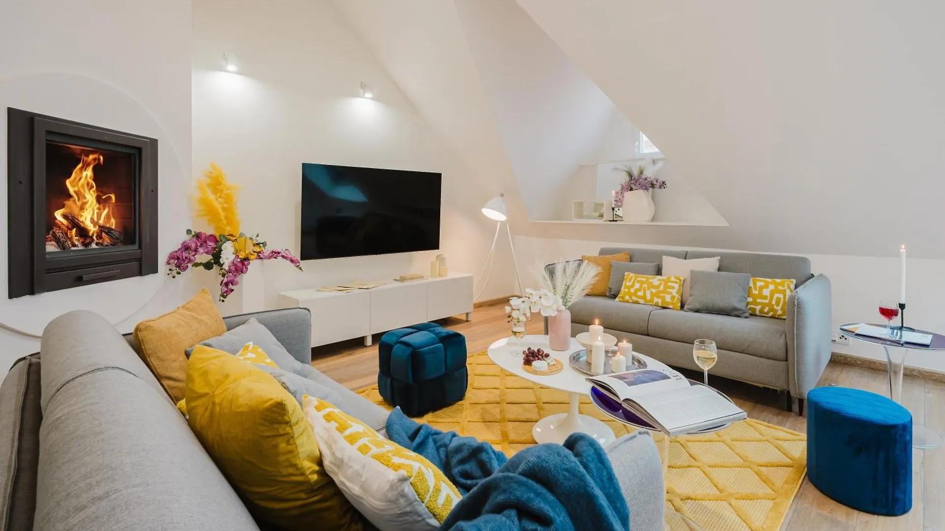Prague Days - 3Bdr Attic Loft-Style Apt - Fireplace - City Center Tjekkiet